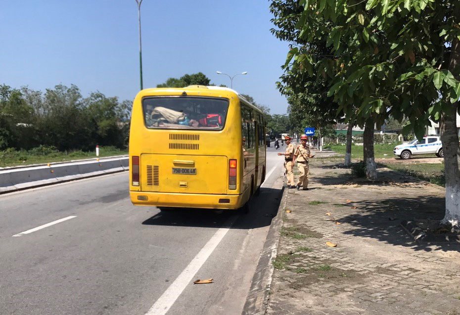 "Bí ẩn" chiếc xe gắn máy trên xe buýt