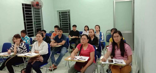 Tặng học bổng cho công nhân nâng cao trình độ
