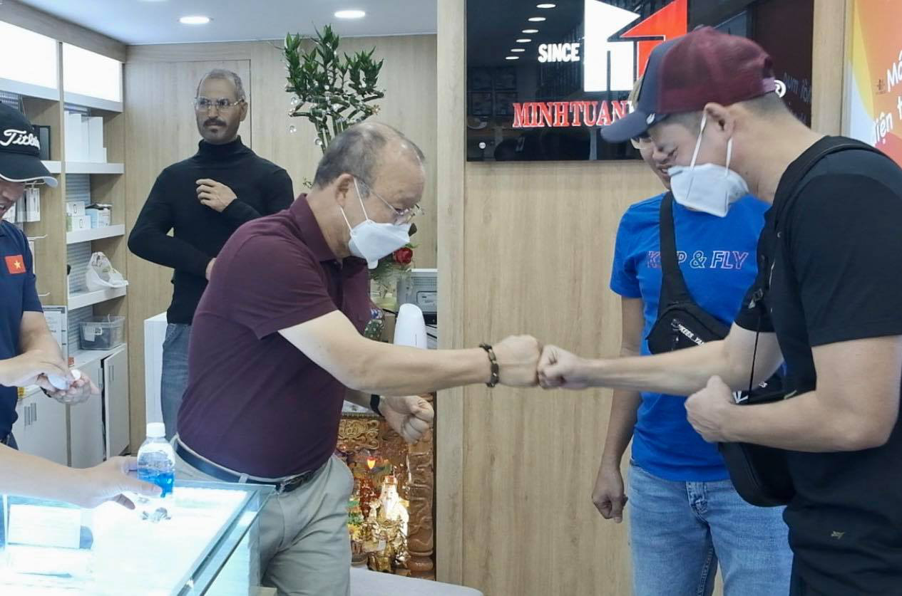 Hết thời hạn c&aacute;ch ly, HLV Park Hang-seo đi mua qu&agrave; tặng vợ dịp 8-3 - Ảnh 2.