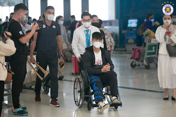 Duy Mạnh sang Singapore phẫu thuật chấn thương