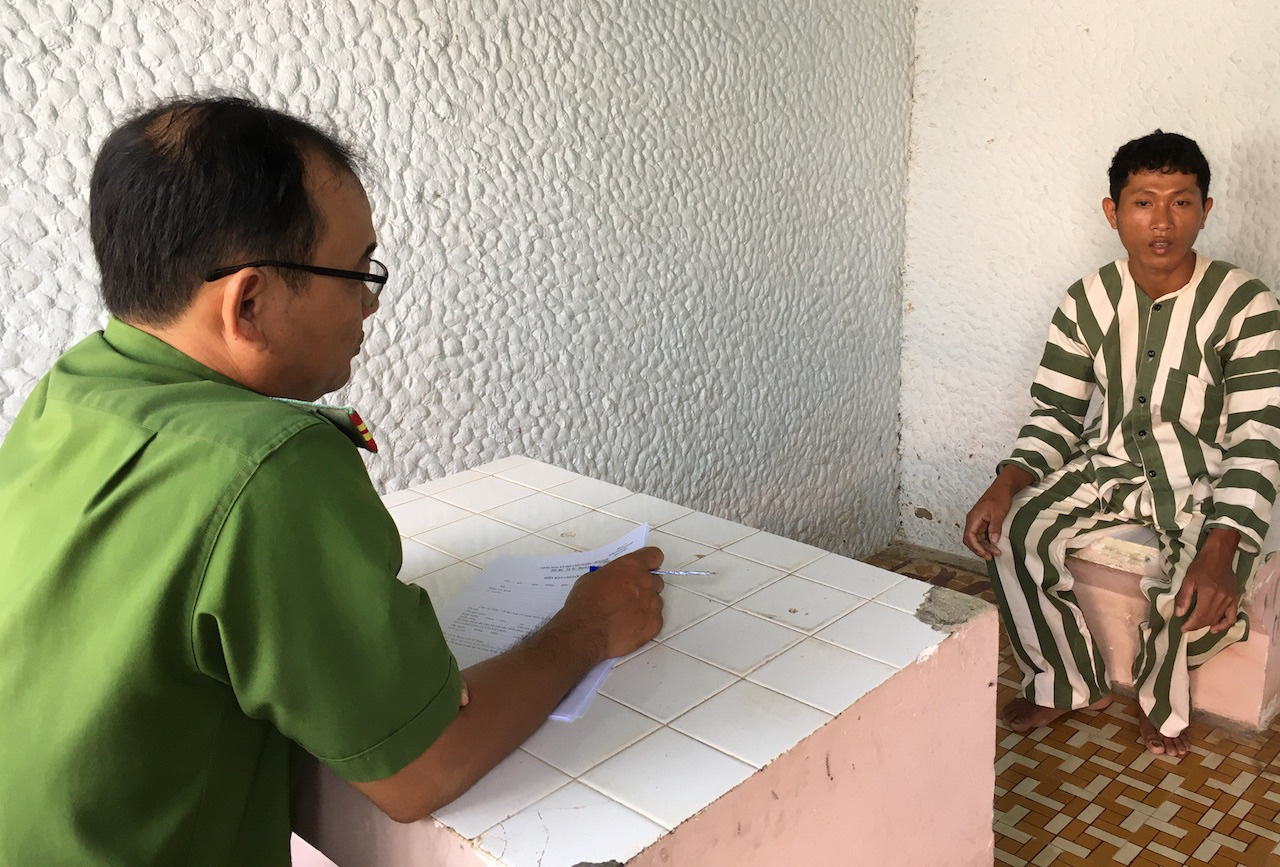 Bé gái 14 tuổi bị gã trai dụ nhậu say trên ghe chở mía rồi làm bậy