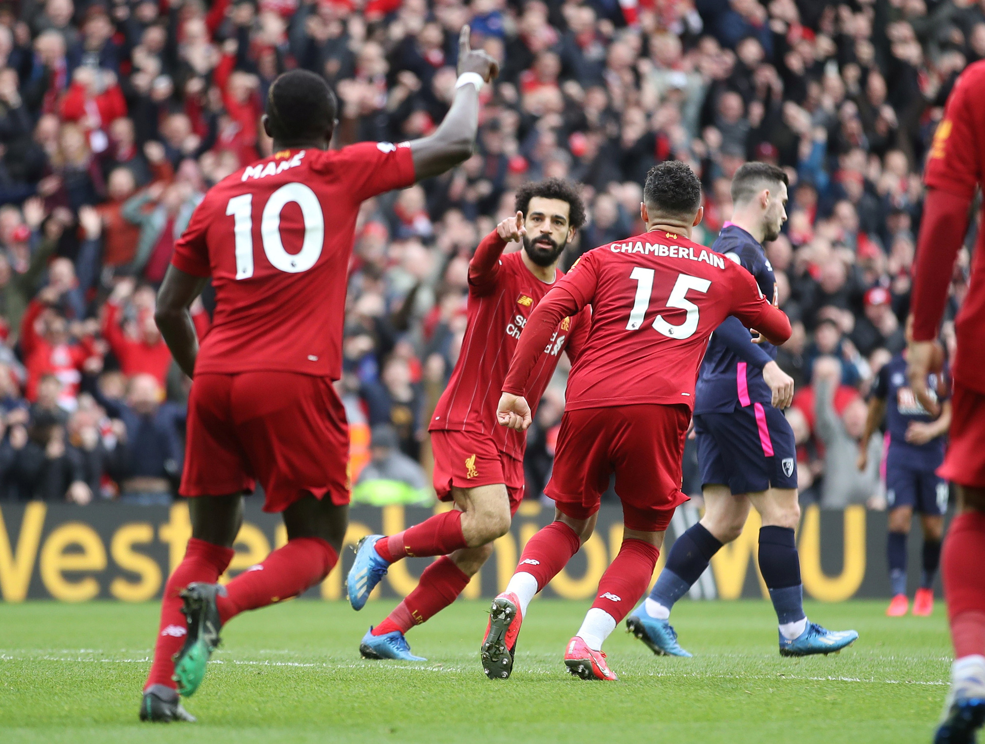 Liverpool giải cơn hạn bàn thắng, sao Ai Cập chạm mốc kỷ lục