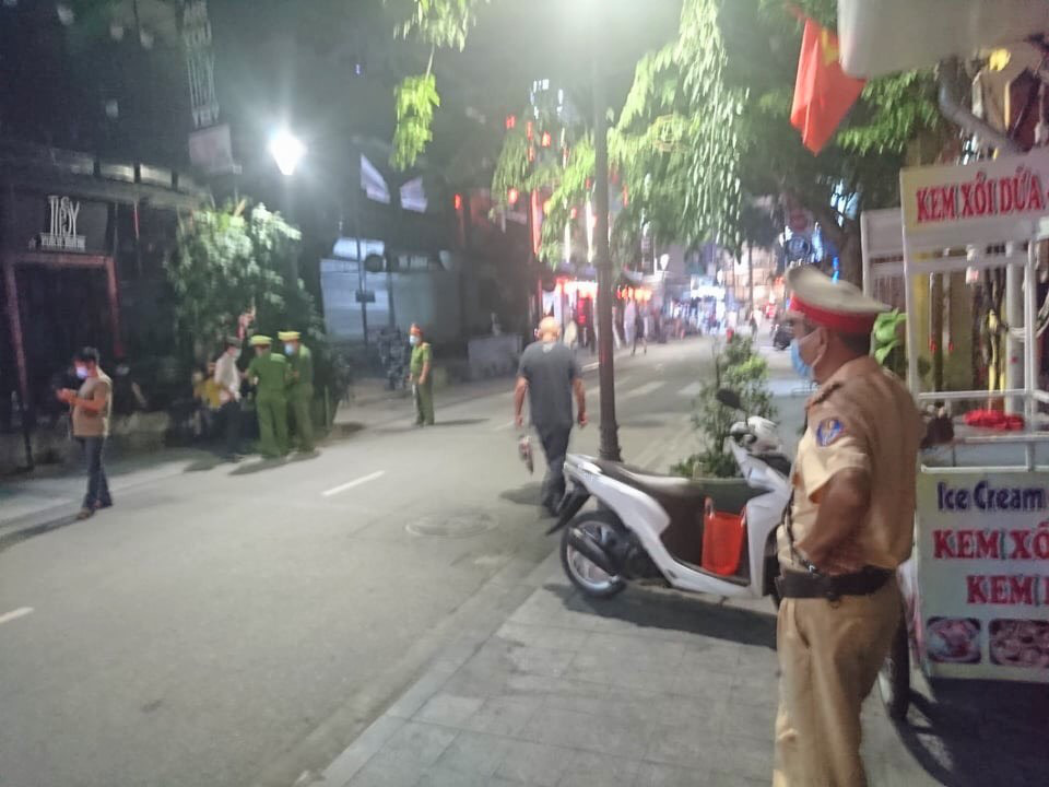 Phong tỏa khách sạn, nhà hàng nơi nữ du khách Anh nhiễm Covid-19 ghé đến