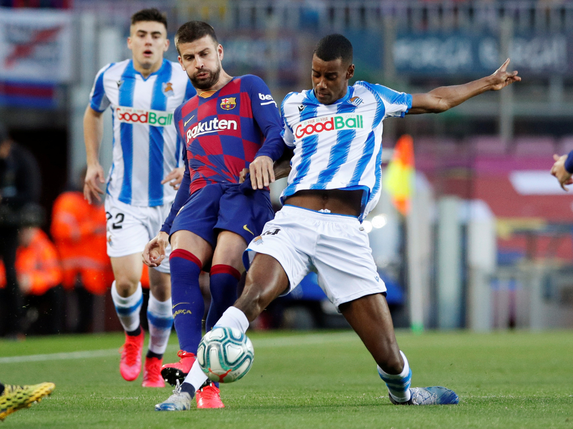 Hậu si&ecirc;u kinh điển, Barcelona chật vật về đỉnh bảng La Liga - Ảnh 1.
