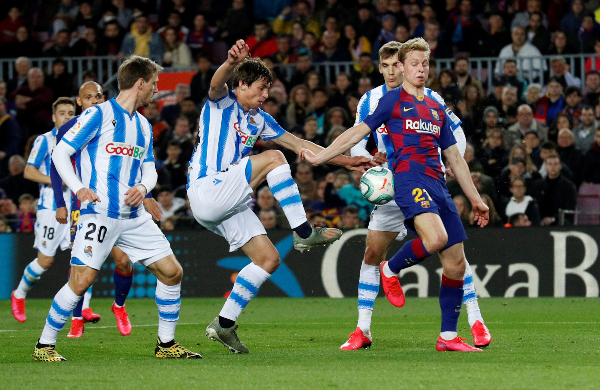 Hậu siêu kinh điển, Barcelona chật vật về đỉnh bảng La Liga