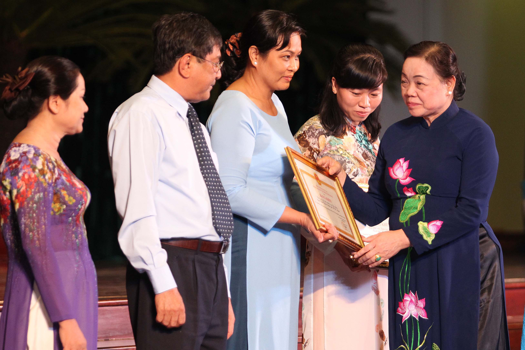 Lấy dân làm chỗ dựa