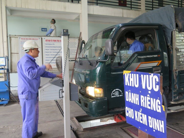 Chặn đăng kiểm xe vi phạm chậm nộp phạt: Không có căn cứ pháp luật