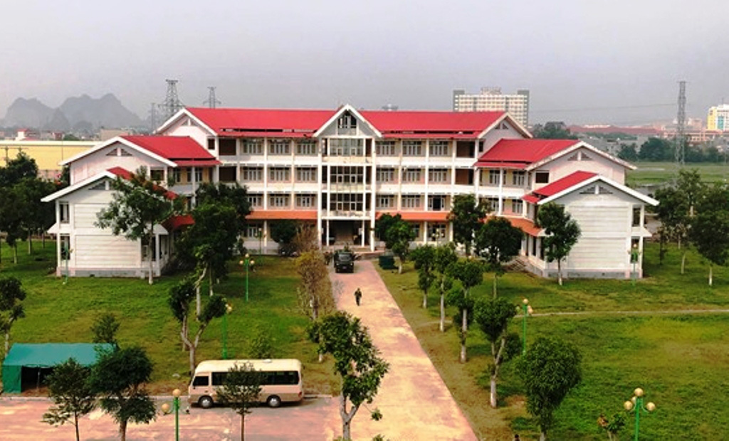 Ăn cơm c&ugrave;ng người tiếp x&uacute;c với ca Covid-19 thứ 21, một gia đ&igrave;nh ở Thanh H&oacute;a phải c&aacute;ch ly - Ảnh 1.