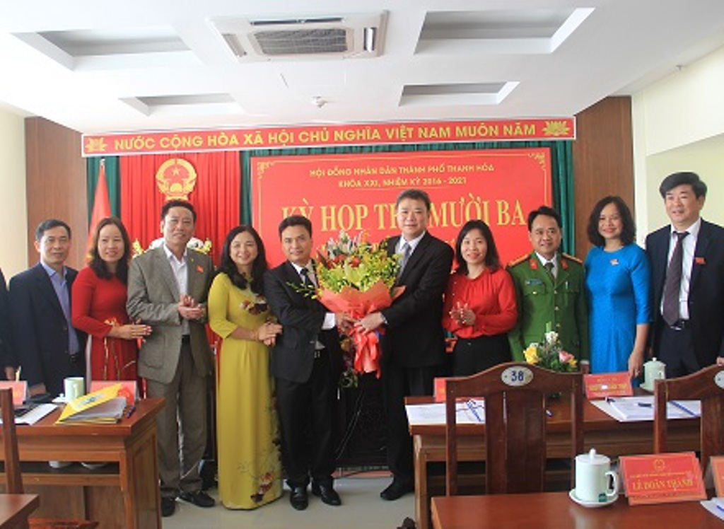 Họp bất thường, TP Thanh H&oacute;a c&oacute; t&acirc;n Chủ tịch UBND 48 tuổi - Ảnh 2.