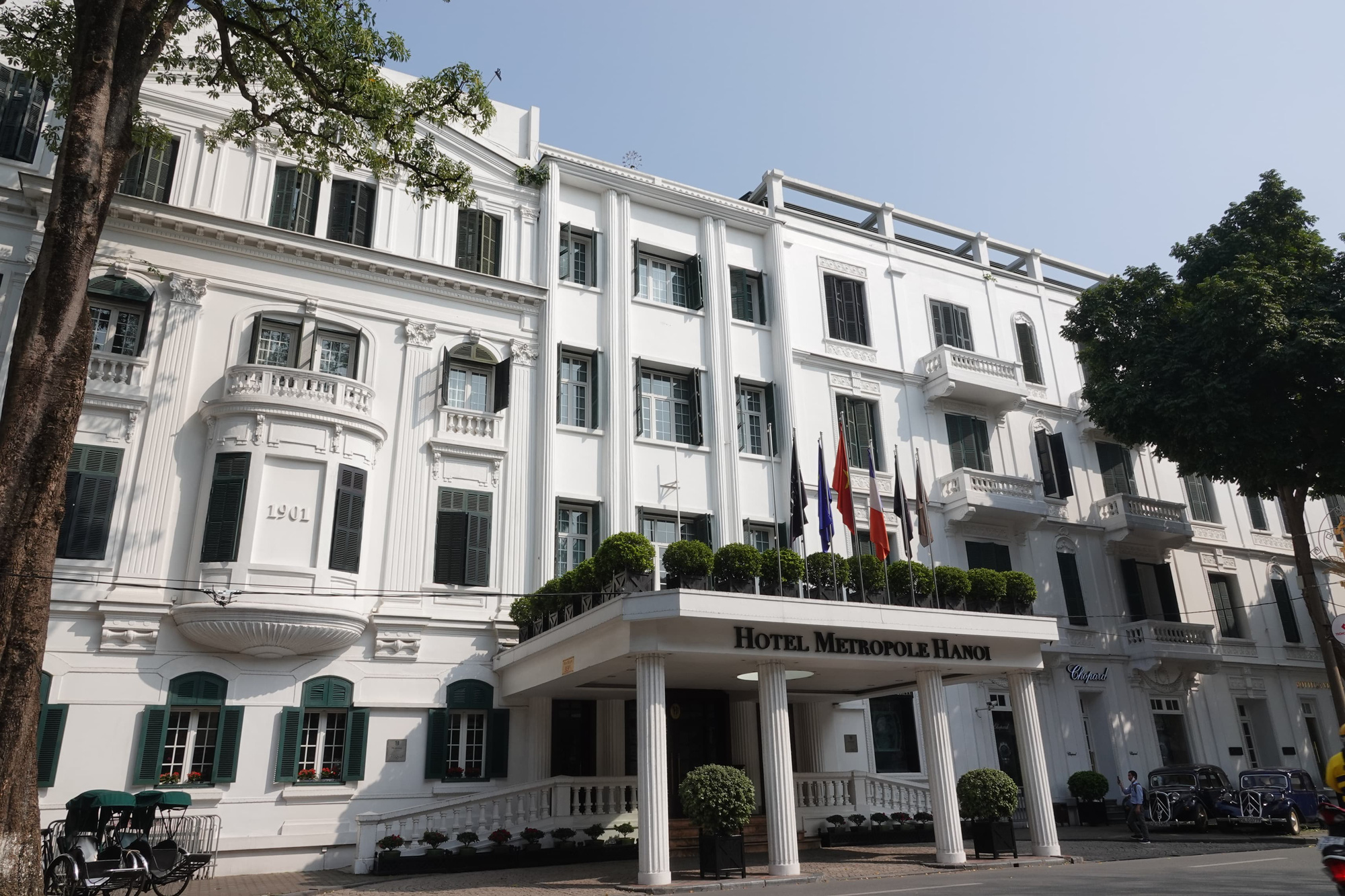 CLIP: Kh&aacute;ch sạn 5 sao Metropole c&ugrave;ng nhiều kh&aacute;ch sạn hạng sang kh&aacute;c bị r&agrave; so&aacute;t v&igrave; Covid-19 - Ảnh 8.
