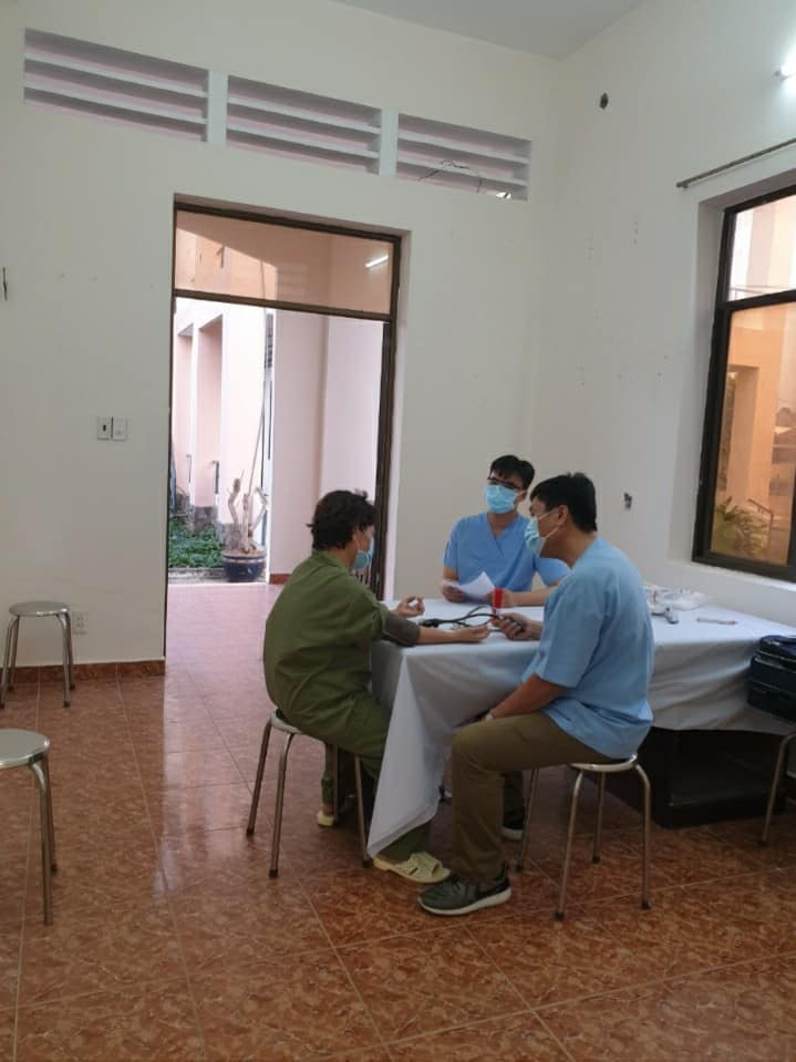 33 hành khách TP HCM chung chuyến bay bệnh nhân Covid-19 thứ 34, hai người bị sốt, ho