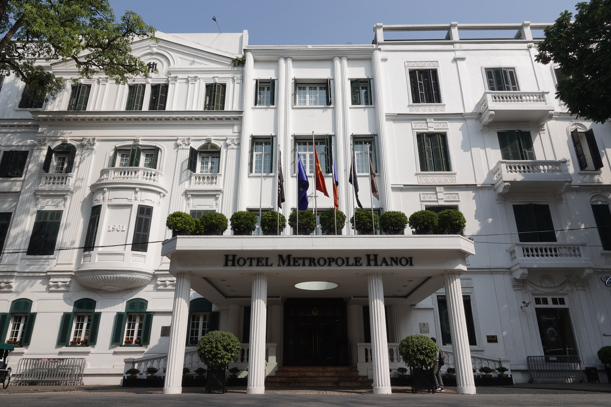 CLIP: Kh&aacute;ch sạn 5 sao Metropole c&ugrave;ng nhiều kh&aacute;ch sạn hạng sang kh&aacute;c bị r&agrave; so&aacute;t v&igrave; Covid-19 - Ảnh 12.
