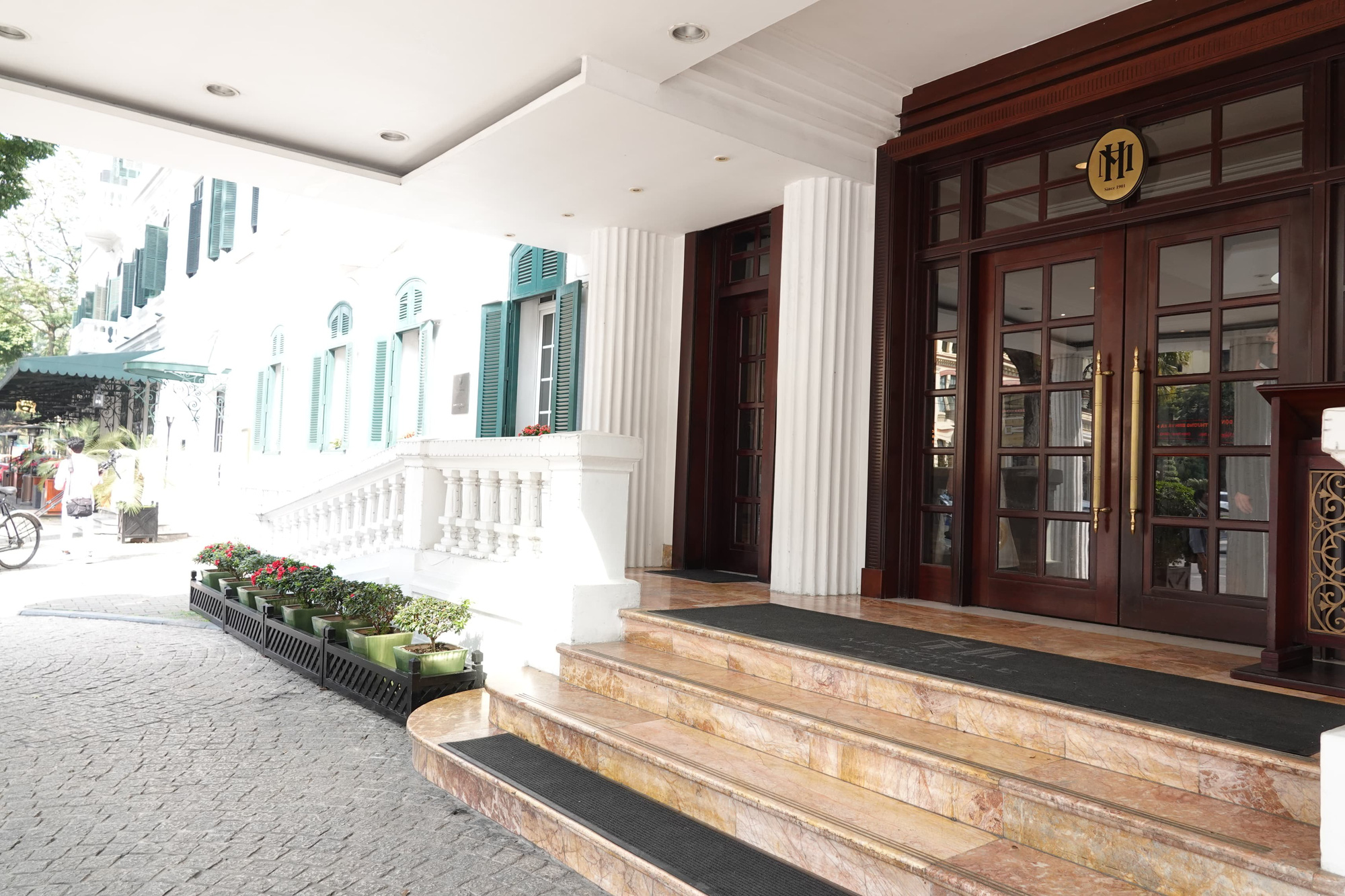 CLIP: Kh&aacute;ch sạn 5 sao Metropole c&ugrave;ng nhiều kh&aacute;ch sạn hạng sang kh&aacute;c bị r&agrave; so&aacute;t v&igrave; Covid-19 - Ảnh 14.
