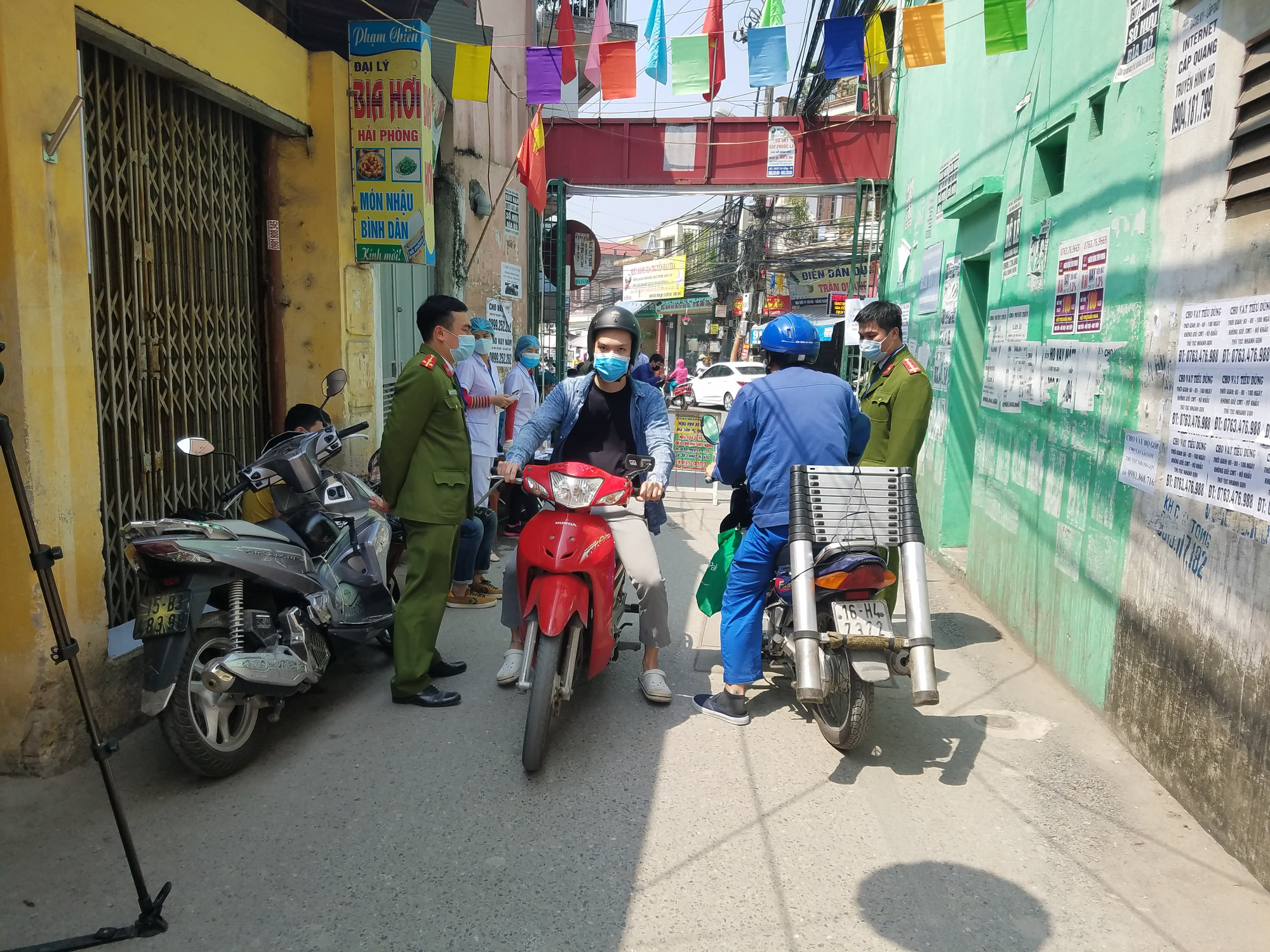Hải Phòng họp bất thường, dừng tặng quà và lễ hội, dành 1.100 tỉ đồng chống Covid-19 - Ảnh 2.