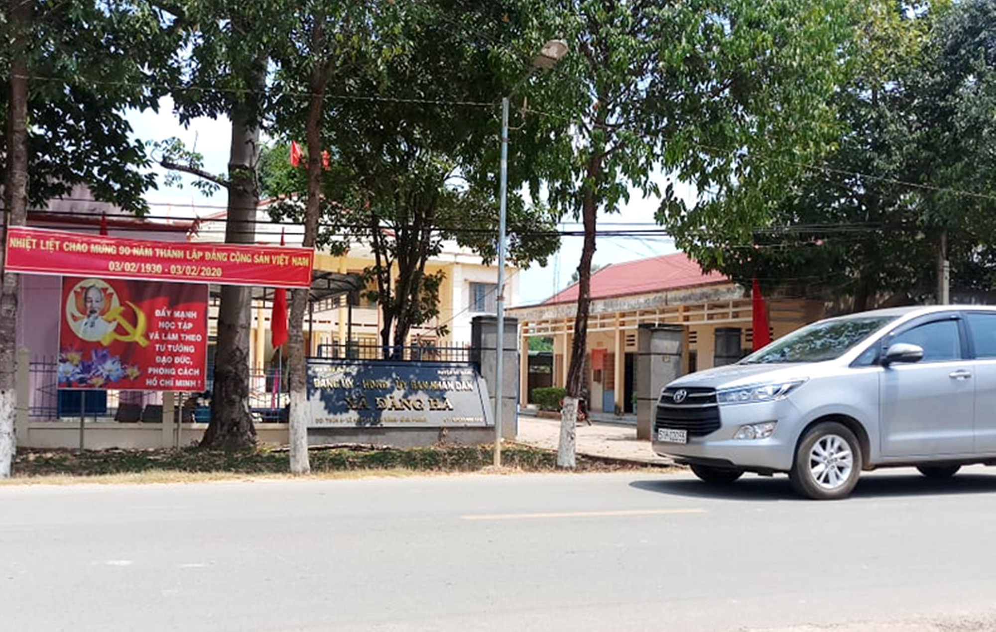 Nhậu trong giờ làm việc, cán bộ xã buông lời cay đắng
