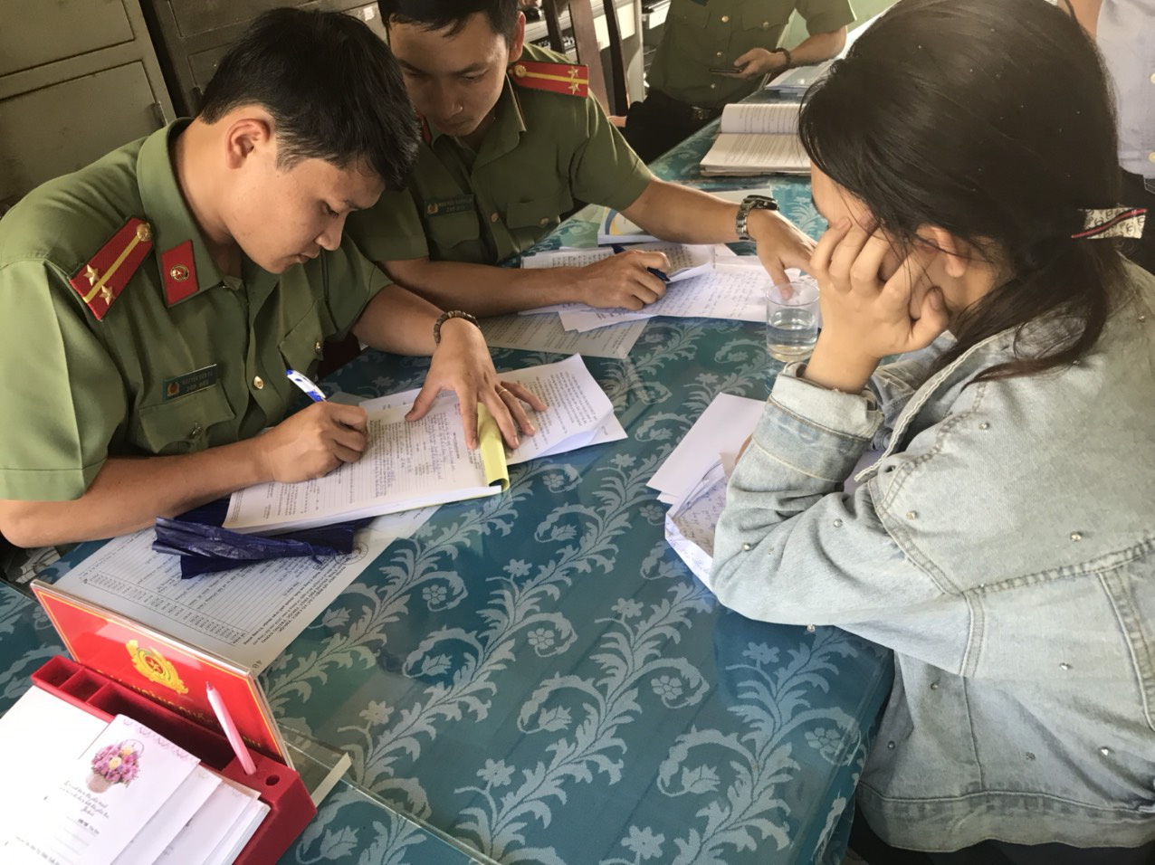 Cô gái bị phạt 10 triệu đồng vì lên Facebook đăng tin một gia đình bị "hốt" vì Covid-19