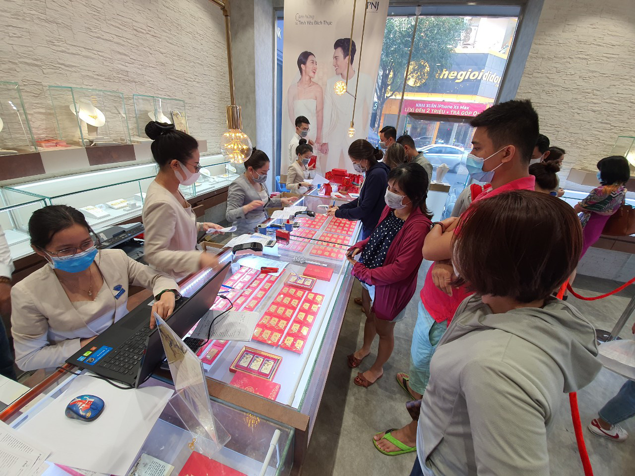 Giá vàng lại tăng mạnh, vượt 48 triệu đồng/lượng
