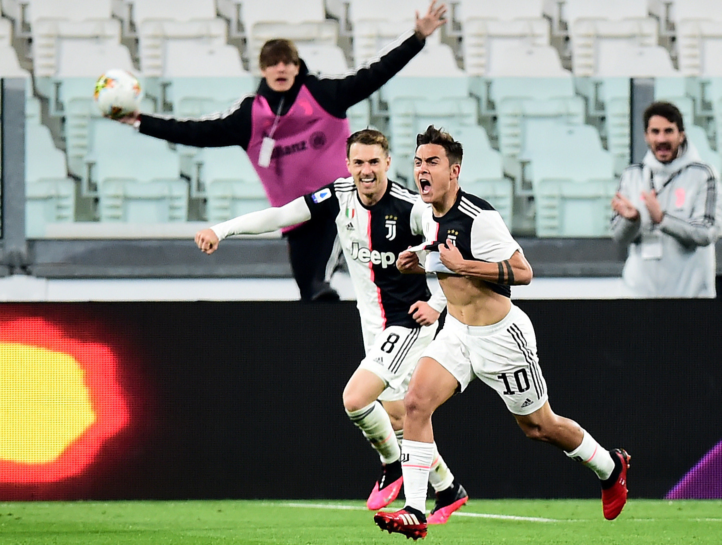 Juventus thắng đại chiến nước Ý, Inter Milan hết mơ vô địch