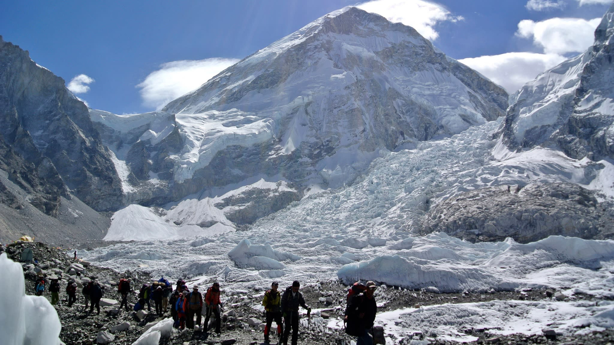 Xe buýt rơi vào khe núi, 19 người thiệt mạng ở dãy Himalaya