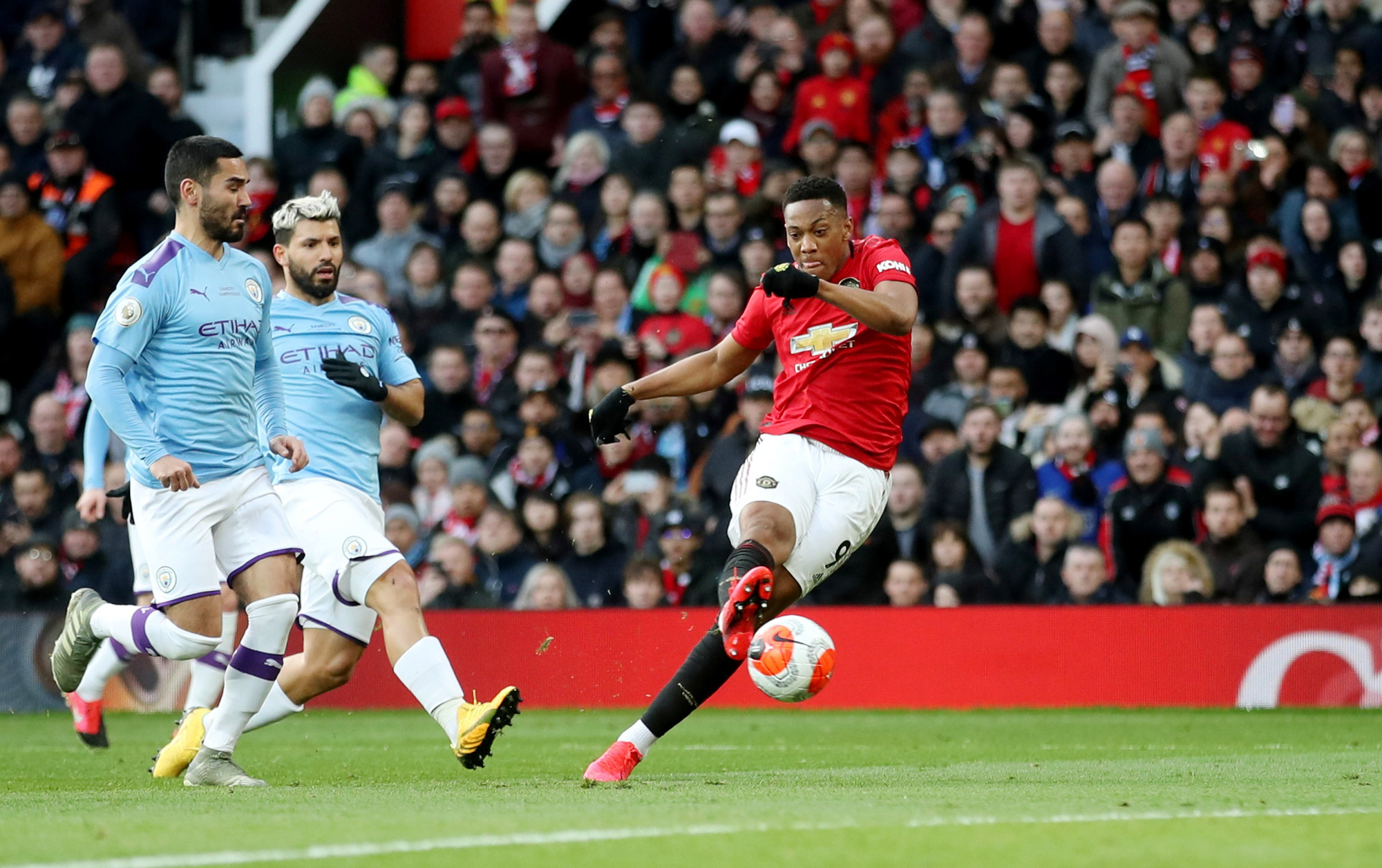 Quật ng&atilde; Man City, Man United thắng tưng bừng đại chiến - Ảnh 4.