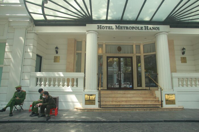 CLIP: Kh&aacute;ch sạn 5 sao Metropole c&ugrave;ng nhiều kh&aacute;ch sạn hạng sang kh&aacute;c bị r&agrave; so&aacute;t v&igrave; Covid-19 - Ảnh 1.