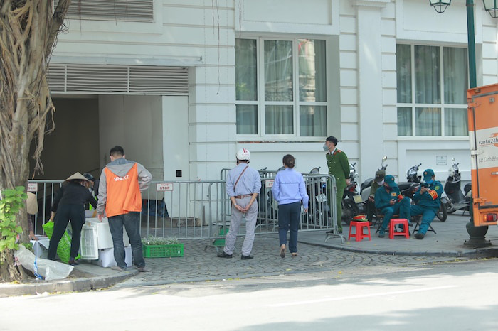 CLIP: Kh&aacute;ch sạn 5 sao Metropole c&ugrave;ng nhiều kh&aacute;ch sạn hạng sang kh&aacute;c bị r&agrave; so&aacute;t v&igrave; Covid-19 - Ảnh 5.