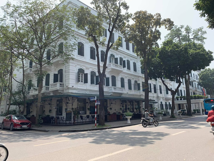 CLIP: Kh&aacute;ch sạn 5 sao Metropole c&ugrave;ng nhiều kh&aacute;ch sạn hạng sang kh&aacute;c bị r&agrave; so&aacute;t v&igrave; Covid-19 - Ảnh 4.
