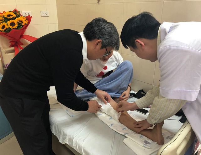Cô gái 24 tuổi được thay toàn bộ xương đùi kim loại