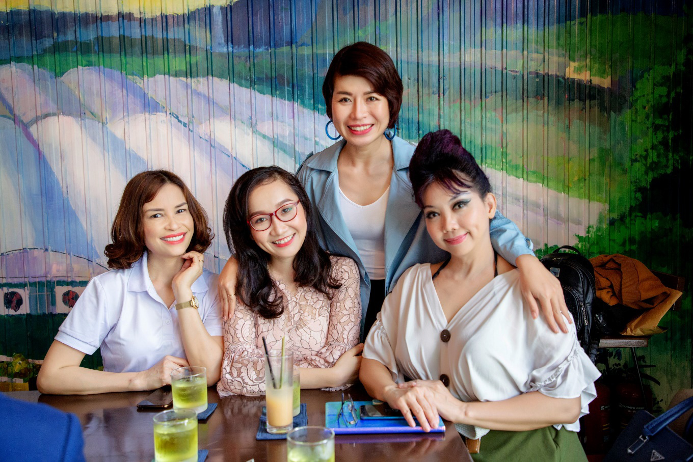 Diễn giả, MC Thi Thảo cùng nhà thiết kế Quỳnh Paris “thổi lửa” cho các nữ CEO