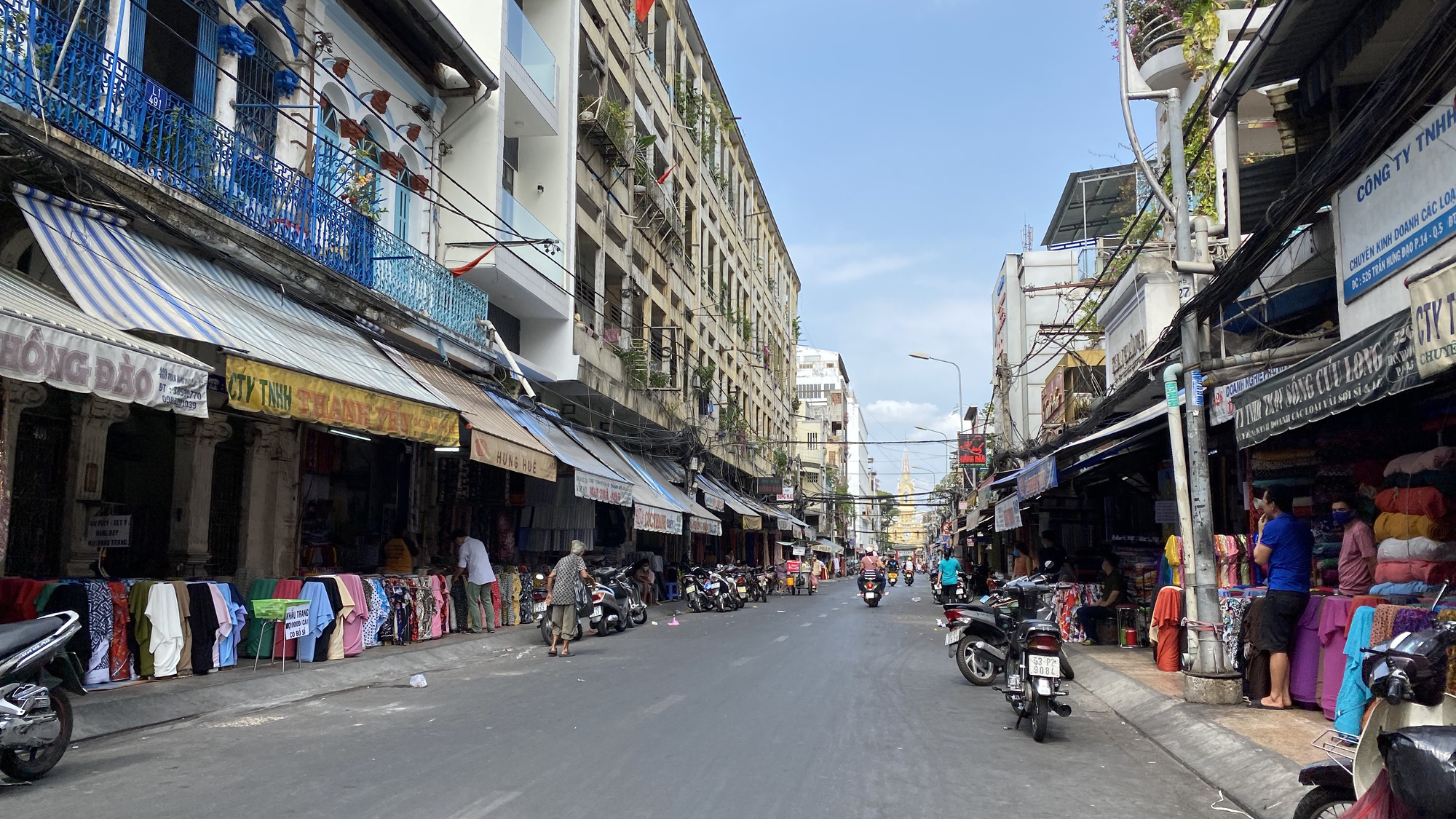 Thực hiện Chỉ thị cách ly toàn xã hội, nhiều khu chợ, đường phố lớn vắng người