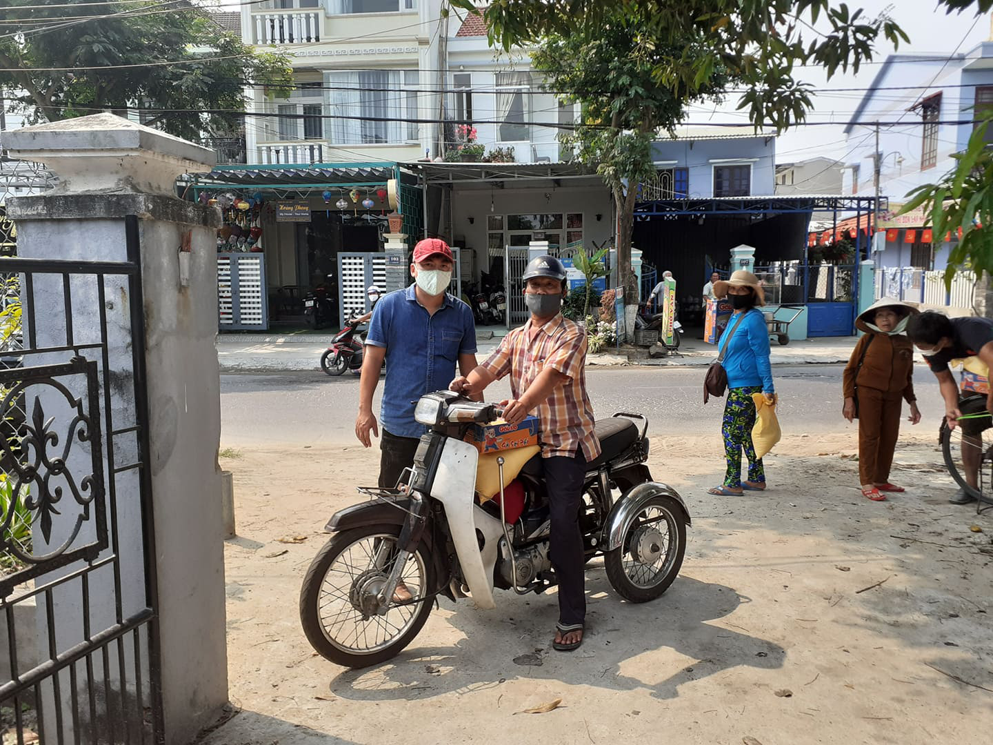 Người bán vé số Tam Kỳ, Hội An xúc động nhận hỗ trợ gạo, mỳ tôm - Ảnh 2.