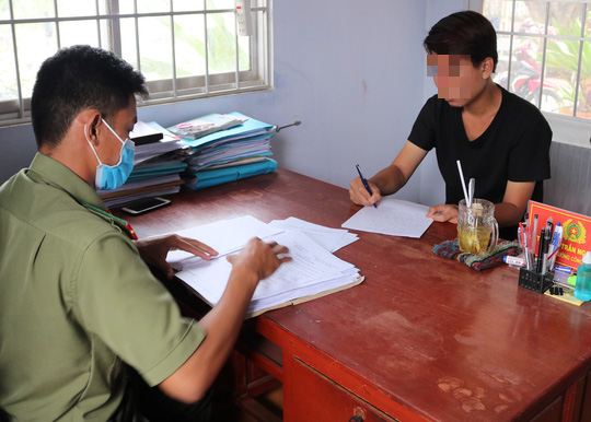 Phạt 2 thanh ni&ecirc;n đăng Facebook sai sự thật về dịch bệnh Covid-19 - Ảnh 1.
