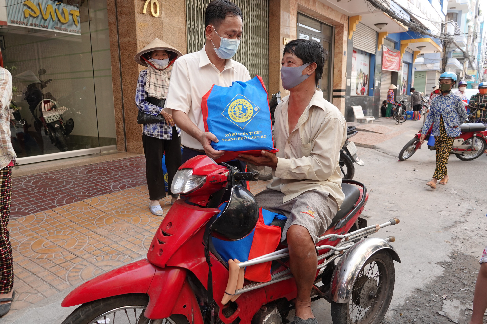Cần Thơ: Hơn 3.200 người bán vé số được nhận quà, nhu yếu phẩm