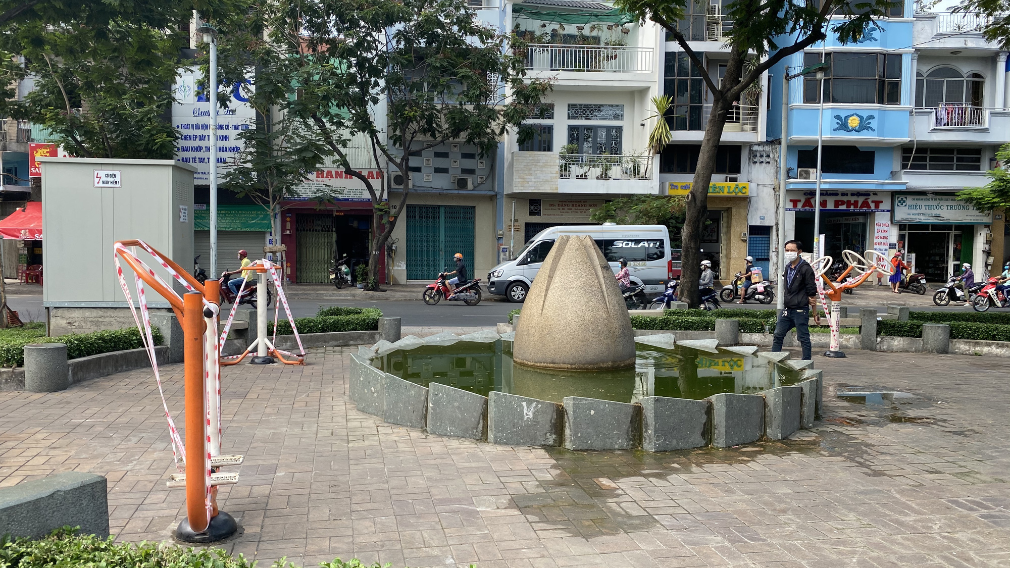 Thực hiện Chỉ thị cách ly toàn xã hội, nhiều khu chợ, đường phố lớn vắng người - Ảnh 3.