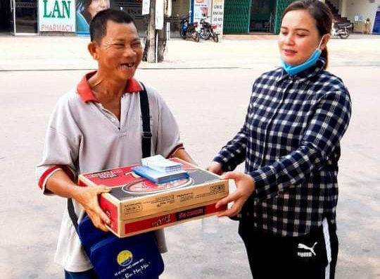 Người bán vé số Tam Kỳ, Hội An xúc động nhận hỗ trợ gạo, mỳ tôm