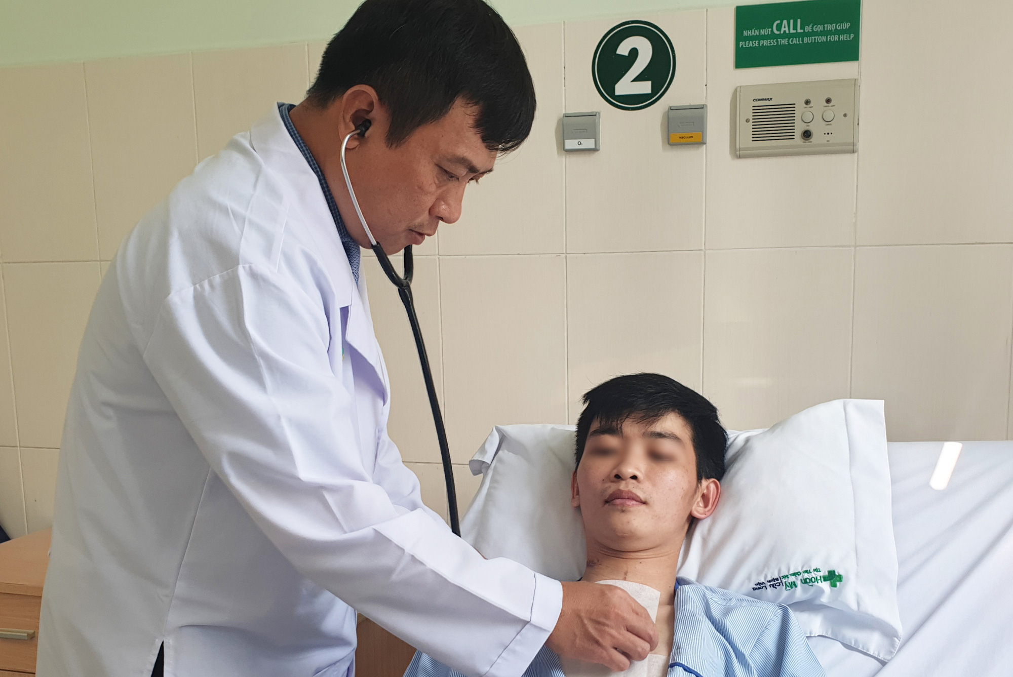 Điều trị thành công bệnh "lạ" khiến ngón tay và môi chuyển sang màu tím