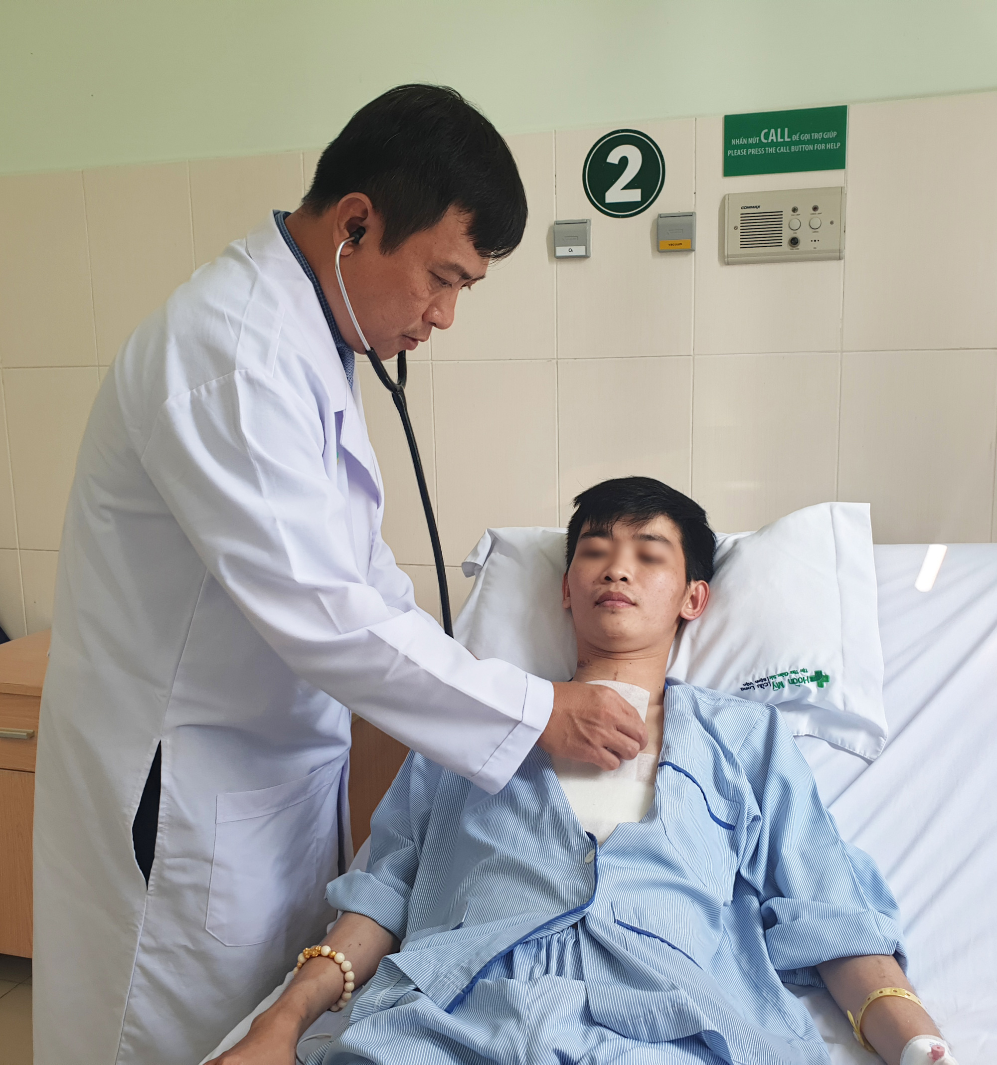 Điều trị thành công bệnh lạ khiến ngón tay và môi chuyển sang màu tím - Ảnh 1.