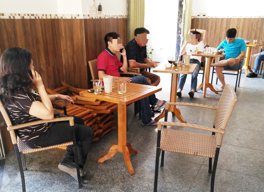 Đường phố thưa thớt người qua lại trong ngày đầu cách ly toàn xã hội - Ảnh 12.