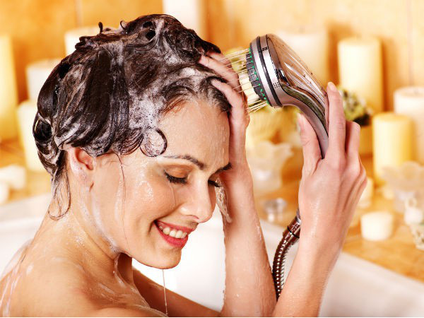 8 sai lầm cực dễ mắc khi gội đầu khiến t&oacute;c bị hư tổn - Ảnh 5.