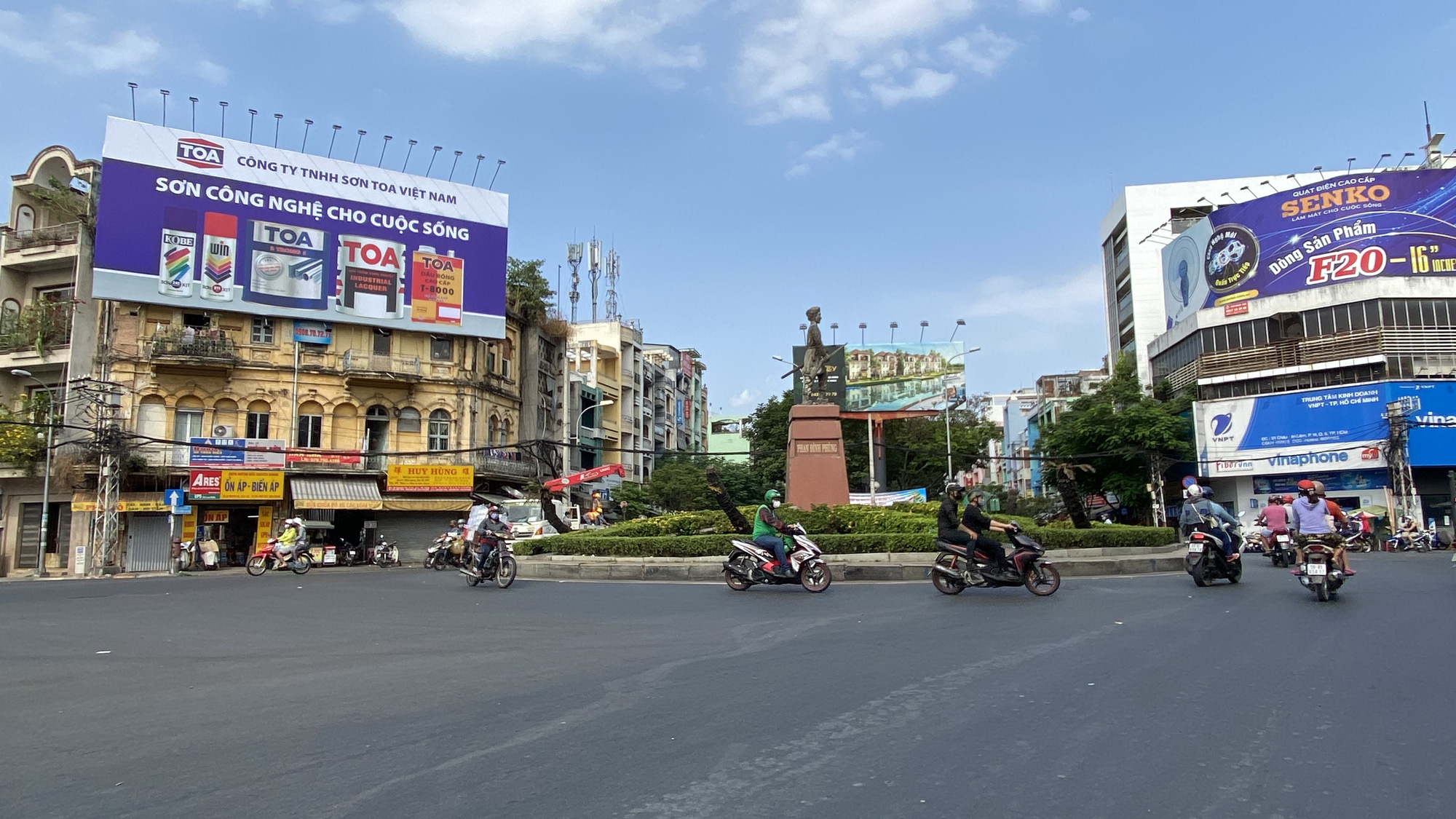 Thực hiện Chỉ thị cách ly toàn xã hội, nhiều khu chợ, đường phố lớn vắng người - Ảnh 4.