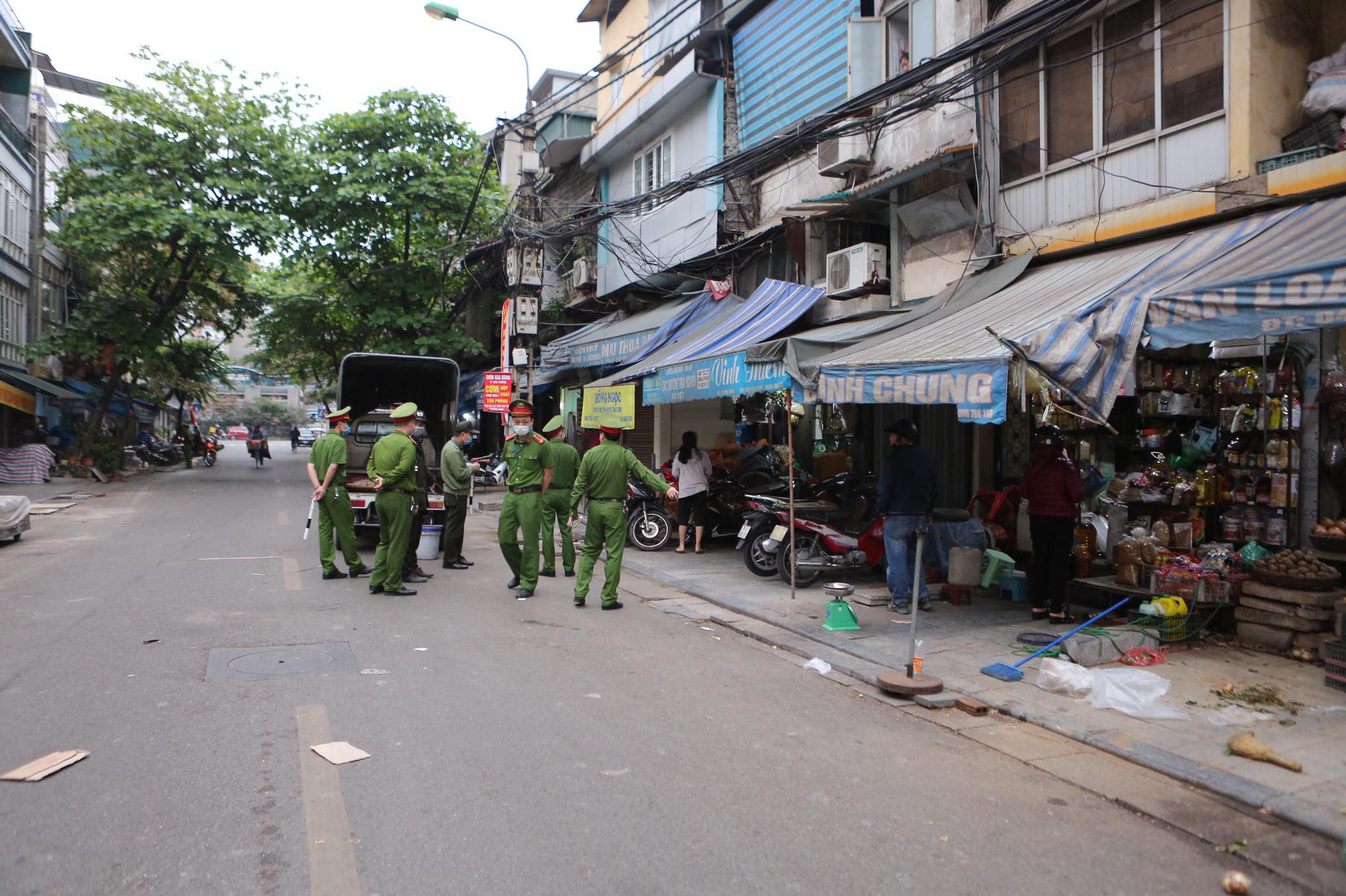 H&agrave; Nội ng&agrave;y đầu thực hiện c&aacute;ch ly to&agrave;n x&atilde; hội để ph&ograve;ng, chống đại dịch Covid-19 - Ảnh 8.