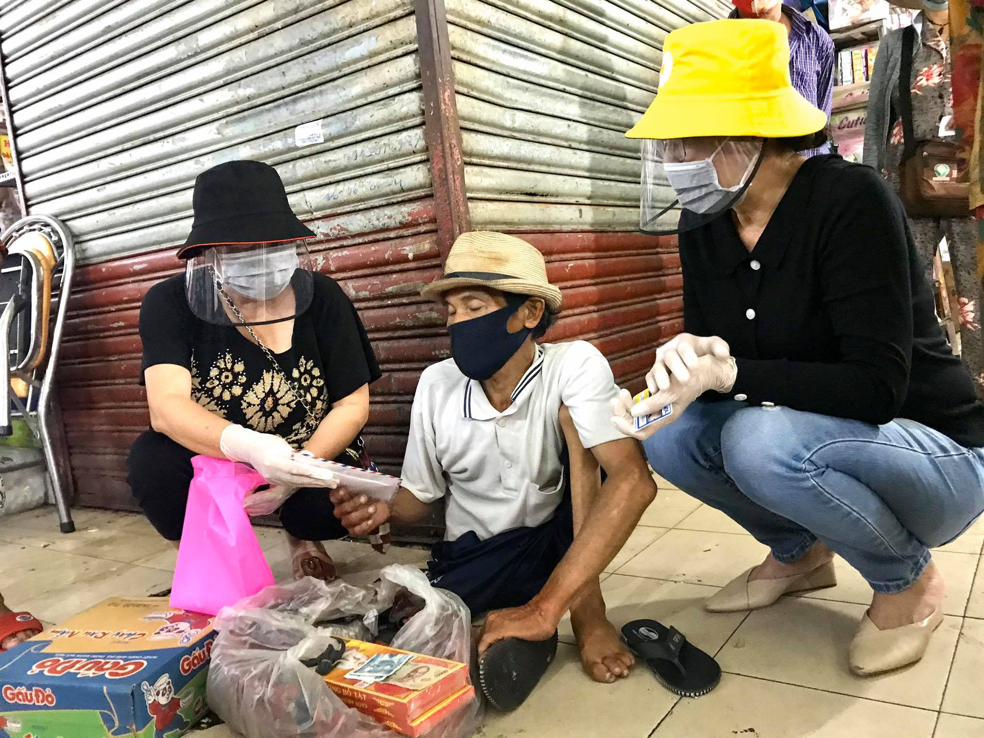Ba nghệ sĩ mang tiền, m&igrave; g&oacute;i đến tận chợ trao cho người b&aacute;n v&eacute; số - Ảnh 4.