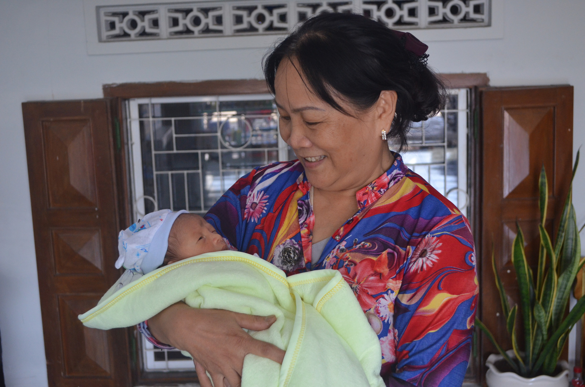 Bé trai bị bỏ rơi trước cửa nhà của gia đình muốn xin con nuôi