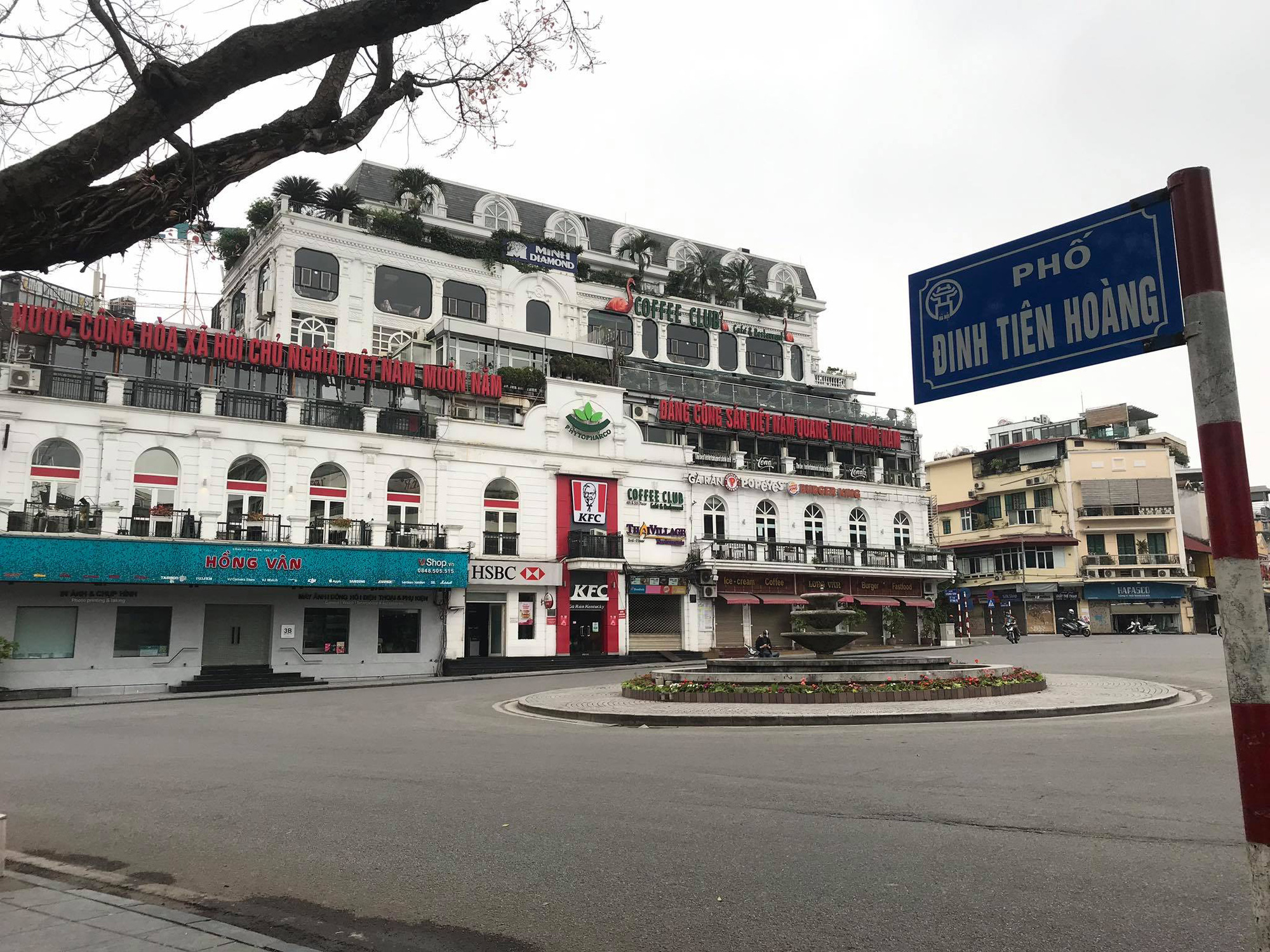 H&agrave; Nội ng&agrave;y đầu thực hiện c&aacute;ch ly to&agrave;n x&atilde; hội để ph&ograve;ng, chống đại dịch Covid-19 - Ảnh 9.
