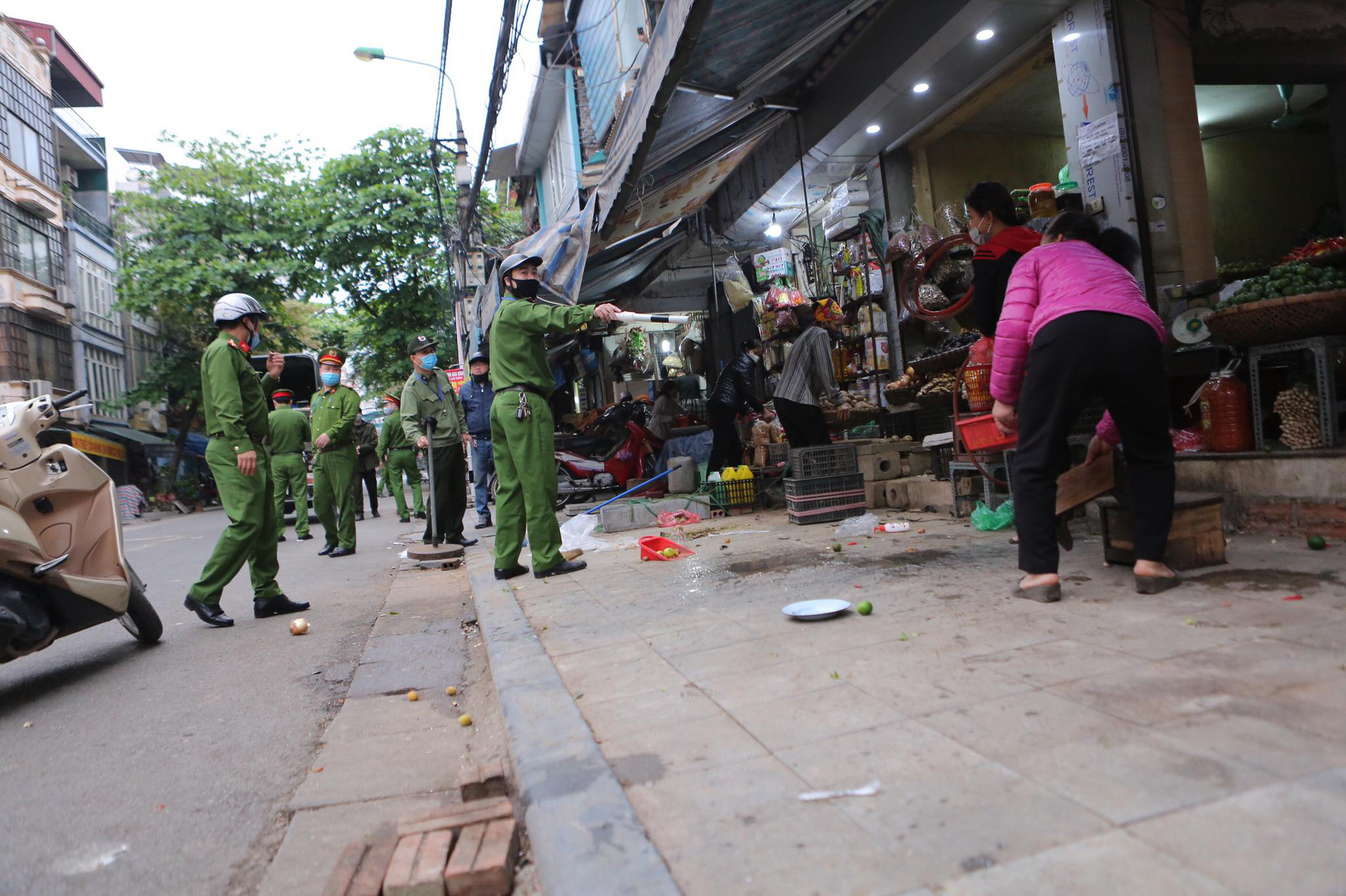 H&agrave; Nội ng&agrave;y đầu thực hiện c&aacute;ch ly to&agrave;n x&atilde; hội để ph&ograve;ng, chống đại dịch Covid-19 - Ảnh 7.