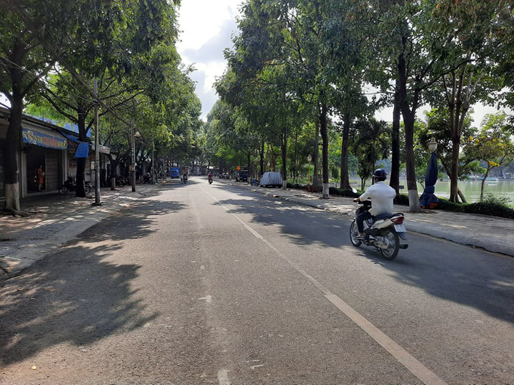 Thực hiện Chỉ thị cách ly toàn xã hội, nhiều khu chợ, đường phố lớn vắng người - Ảnh 10.