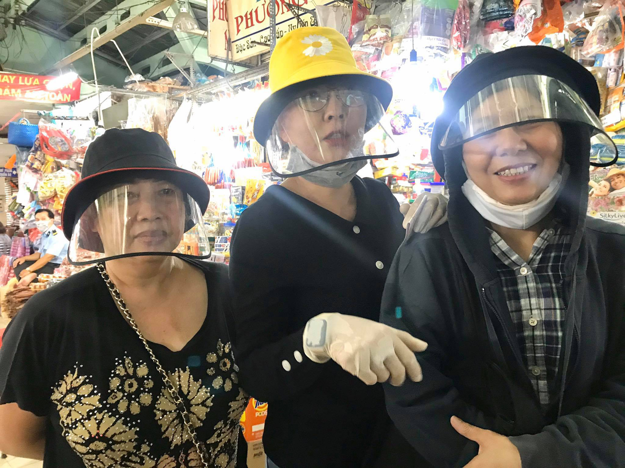Ba nghệ sĩ mang tiền, mì gói đến tận chợ trao cho người bán vé số