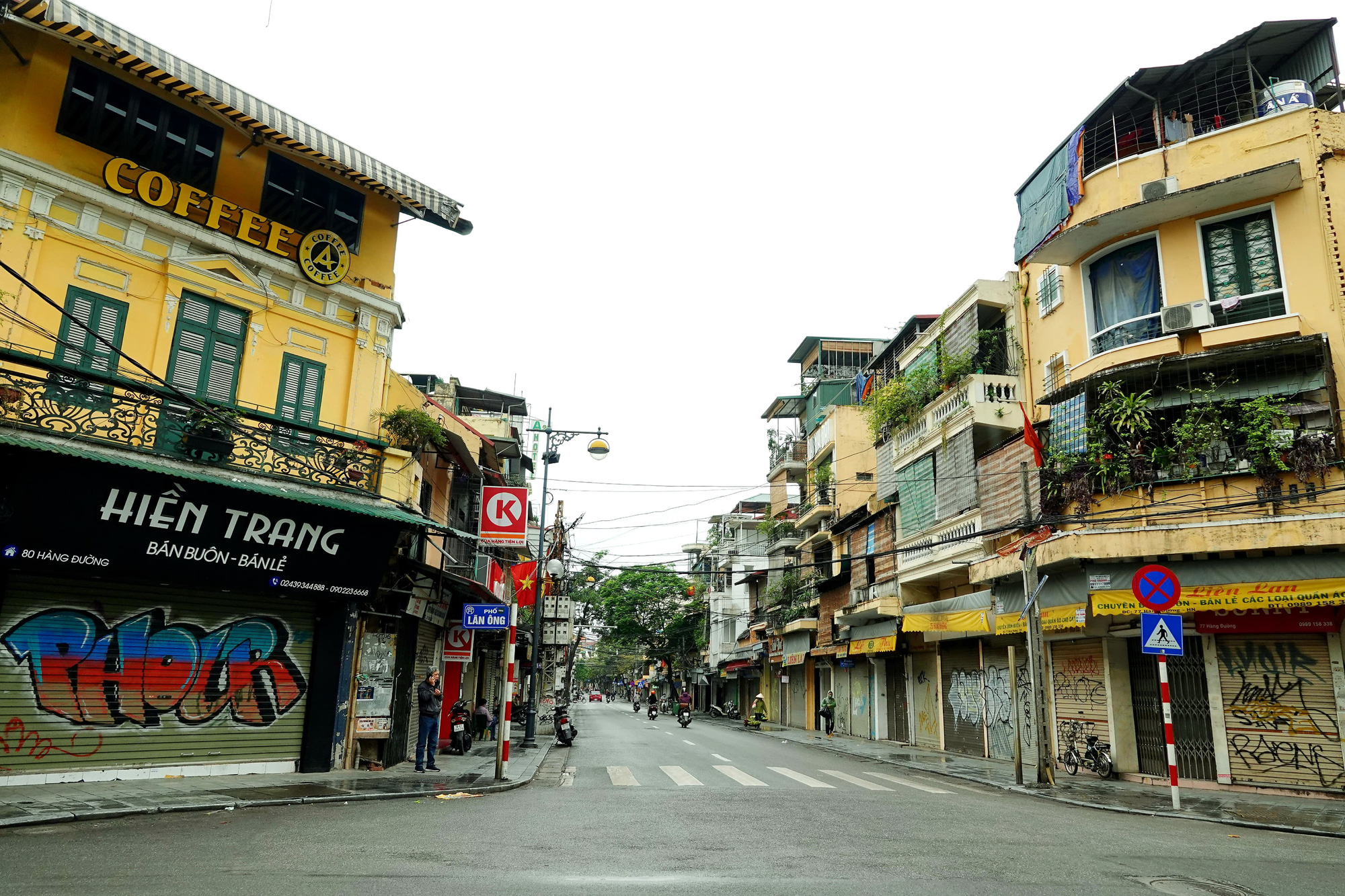 H&agrave; Nội ng&agrave;y đầu thực hiện c&aacute;ch ly to&agrave;n x&atilde; hội để ph&ograve;ng, chống đại dịch Covid-19 - Ảnh 11.