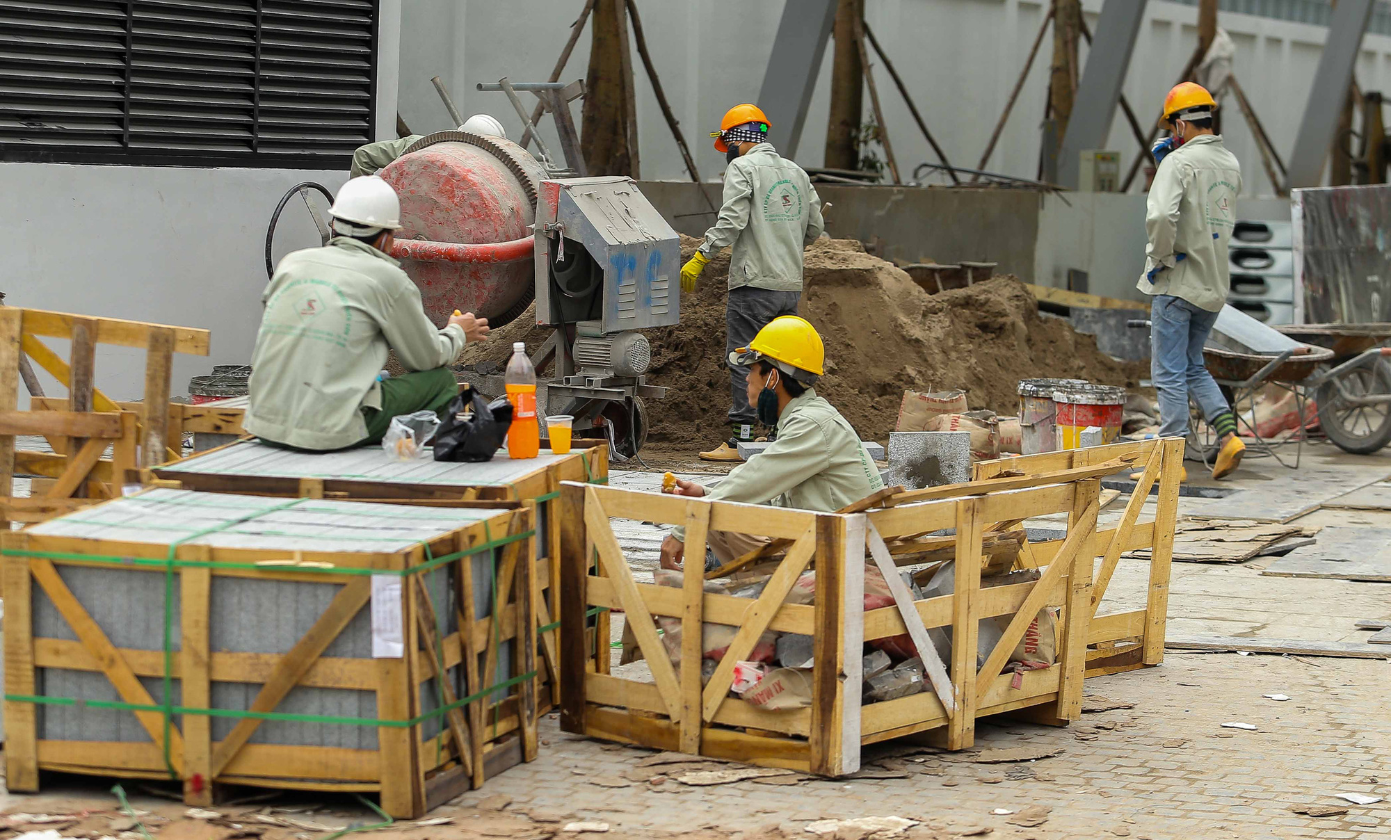 H&agrave; Nội ng&agrave;y đầu thực hiện c&aacute;ch ly to&agrave;n x&atilde; hội để ph&ograve;ng, chống đại dịch Covid-19 - Ảnh 18.