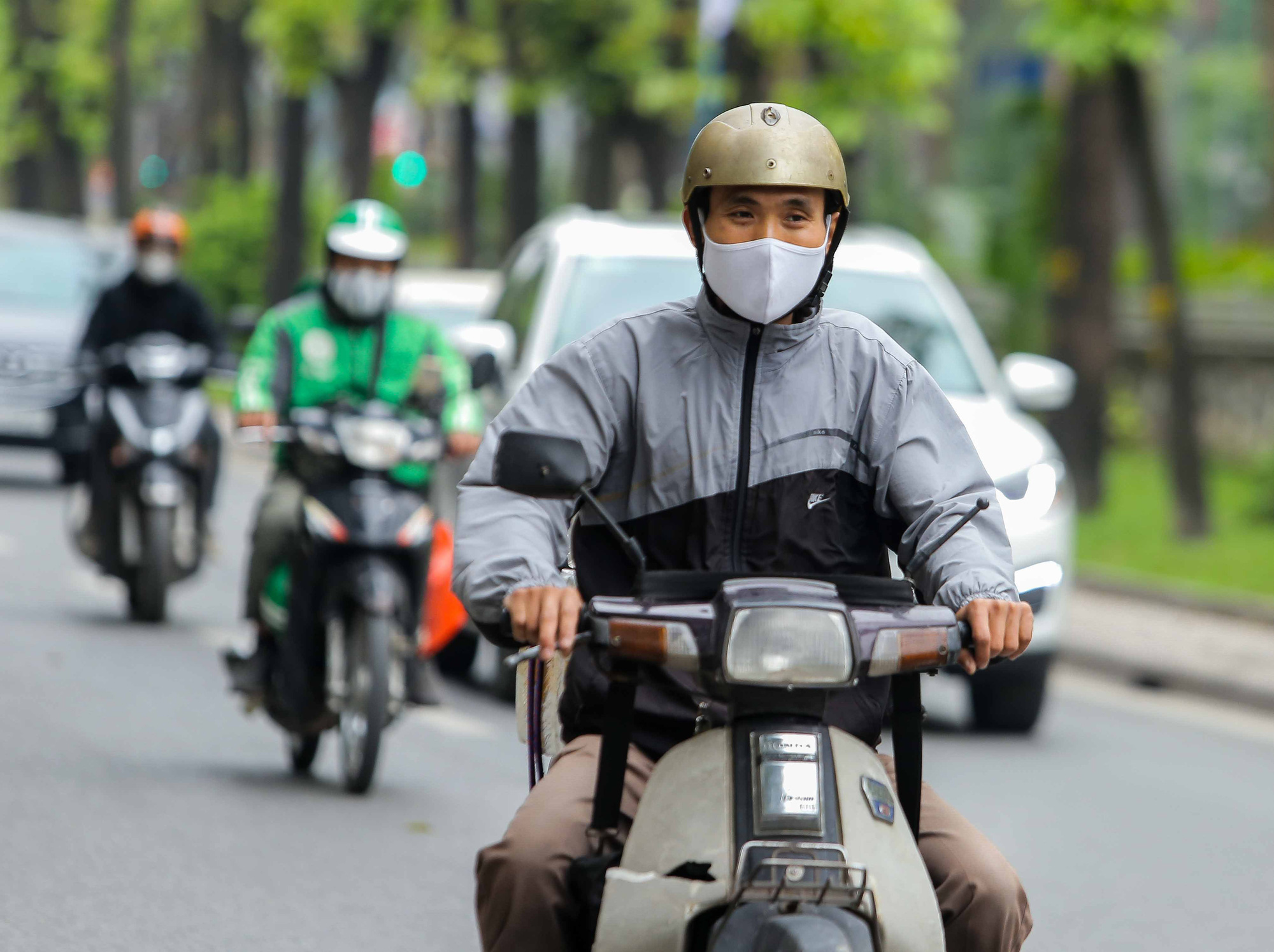 H&agrave; Nội ng&agrave;y đầu thực hiện c&aacute;ch ly to&agrave;n x&atilde; hội để ph&ograve;ng, chống đại dịch Covid-19 - Ảnh 3.